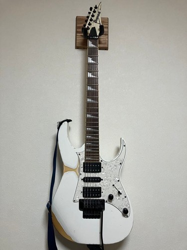 Guitare électrique blanche