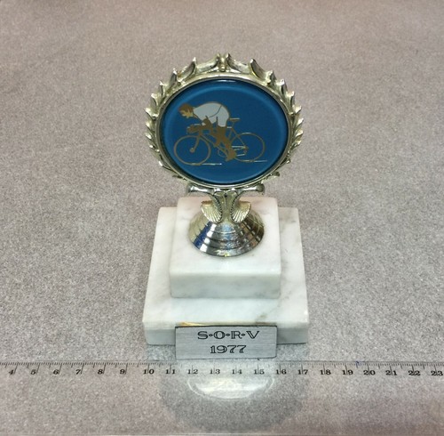 Ancien trophee sur socle - trophee,