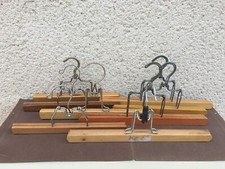 8 anciens cintres en bois  / A