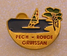 pin's PLANCHE A VOILE PECH ROUGE GRUISSAN WIND SURF WINDSURF WINDSURFING vintage
