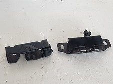 Système attache hayon pour