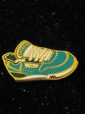 Pin’s Lacoste Sneaker Basket