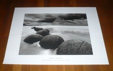Poster Affiche Monte NAGLER Moeraki Boulders New Zealand  60 cm x 80 cm Bon Etat