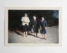 3 amies grand-mère posent plage lumière - Photo vintage snapshot