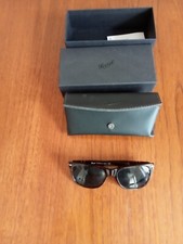 Paire de lunettes de soleil