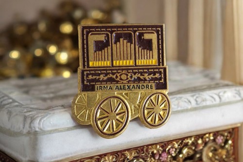 Pin vintage irma alexandre - pin's,