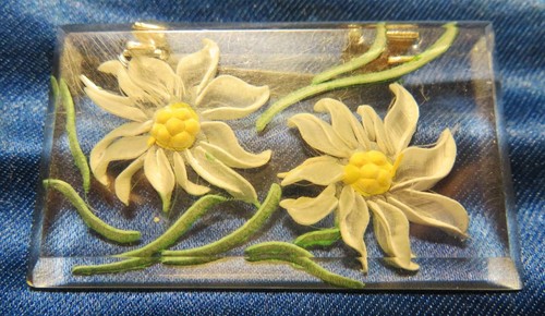 Broche ancienne lucite gravée - broche,