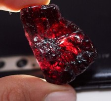 Painite rouge naturelle 86,90 ct. Pierre précieuse brute en vrac faisant un c...