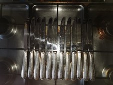 12 Couteaux de table en métal argenté  Saint Medard 