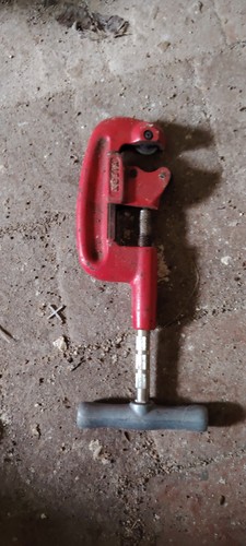 Outil plombier coupe tube - plombier.,