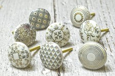 Tire-tiroir d'armoire en céramique blanche et dorée / boutons peints à la mai...