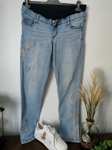 Jeans destroys slim court