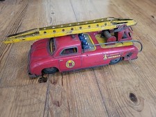 Voiture en tôle ancienne