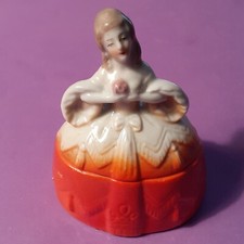 BOITE  BELLE MARQUISE   biscuit polychrome N° 812