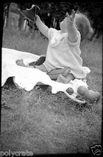 Enfant bébé assis chaussure à la main parc Paris - Ancien négatif photo an. 1940