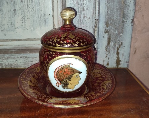 C.1900 pot cristal rubis au
