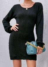Robe-pull noire, dos nu à m