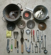 F5- Collection d'anciens ustensiles de cuisine divers batteur moulinette presse