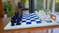 Jeu d'échecs en marbre blanc