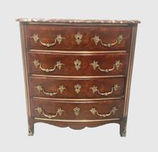 Commode galbe en façade en palissandre et acajou filets de laiton . XX siècle .