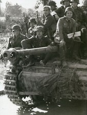 WW2 - L'infanterie allemande portée monte au front en juin 1944