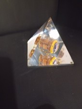 pyramide presse-papiers lucite avec inclusions Pierre Giraudon  vintage design70