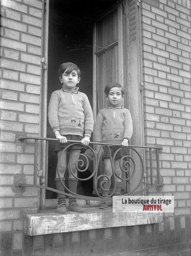 Deux jeunes frères leur - deux,