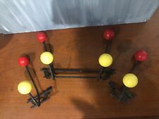 LOT DE PATÈRES MÉTAL AVEC BOULES EN BOIS ROUGE ET JAUNE, VINTAGE