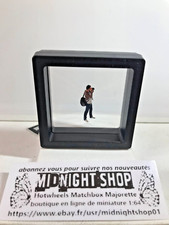 figurines de personnes à