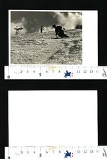 Paysage Enneigé Avec Skieurs Sur Piste de Ski - Ben Tenue -