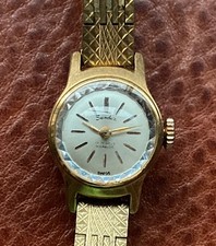 Joli petite montre femme