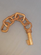 Clé ancienne et chaîne en bois sculpté – Objet déco vintage artisanal