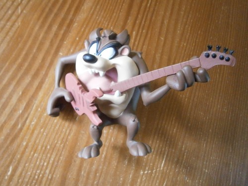 Figurine taz mange guitare - taz, sa