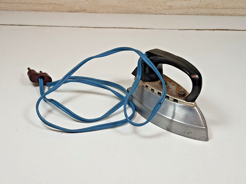 Petit fer repasser - a, ancien