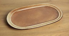 Plat sans anses ovale en terre cuite beige marron signé déco table grès