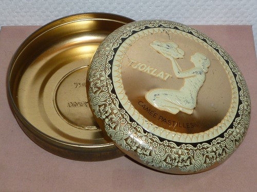 Ancienne boite tole repousse - ancienne,