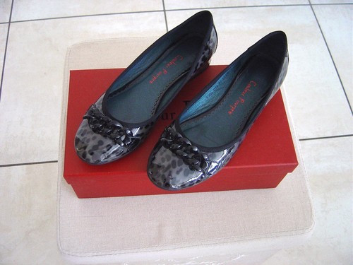 Une paire chaussures - paire, de
