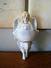 Benitier ancien- Angelot en porcelaine blanche- bleutée et doré