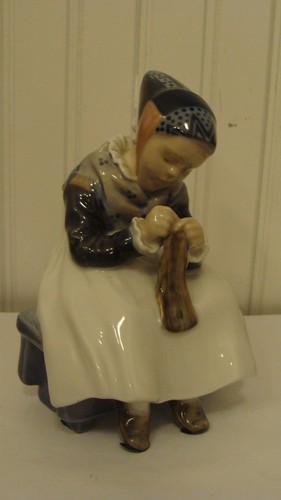 Amager girl knitting - girl,