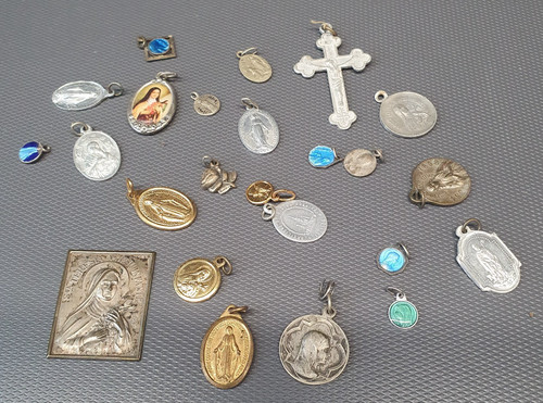 Lot médailles religieuse - médailles,