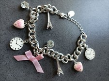 Bracelet avec breloques