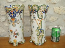 ROUEN fin XIXème, paire de VASES en faience signée et numérotée, D 28 x 14 x 14 