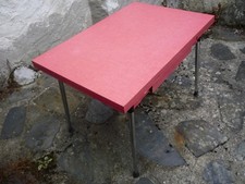 Table moderniste formica