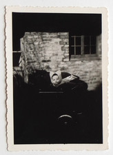 Bébé poussette mingnon cute,  ombres, contrastes - Photo ancienne snapshot