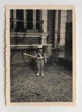 Petit garçon déguisé en gendarme, agent costume - Photo vintage snapshot 1954