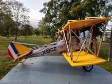 Gros avion en métal finition