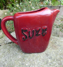 RARE Pichet 1/2 litre SUZE rouge ancien très bon état Collection 13,5X18X8,5cm