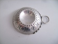 Taste-vin original en métal argenté mesurant 8 cm de diamètre