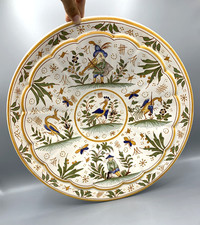 Grand plat en faïence, décor Moustiers peint main, personnages et oiseaux, 36 cm