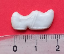 Fève ancienne en plastique : petit sabot, rare